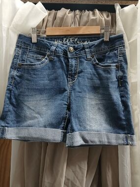 Women’s Mid-Blue Denim Roll-Cuff Shorts